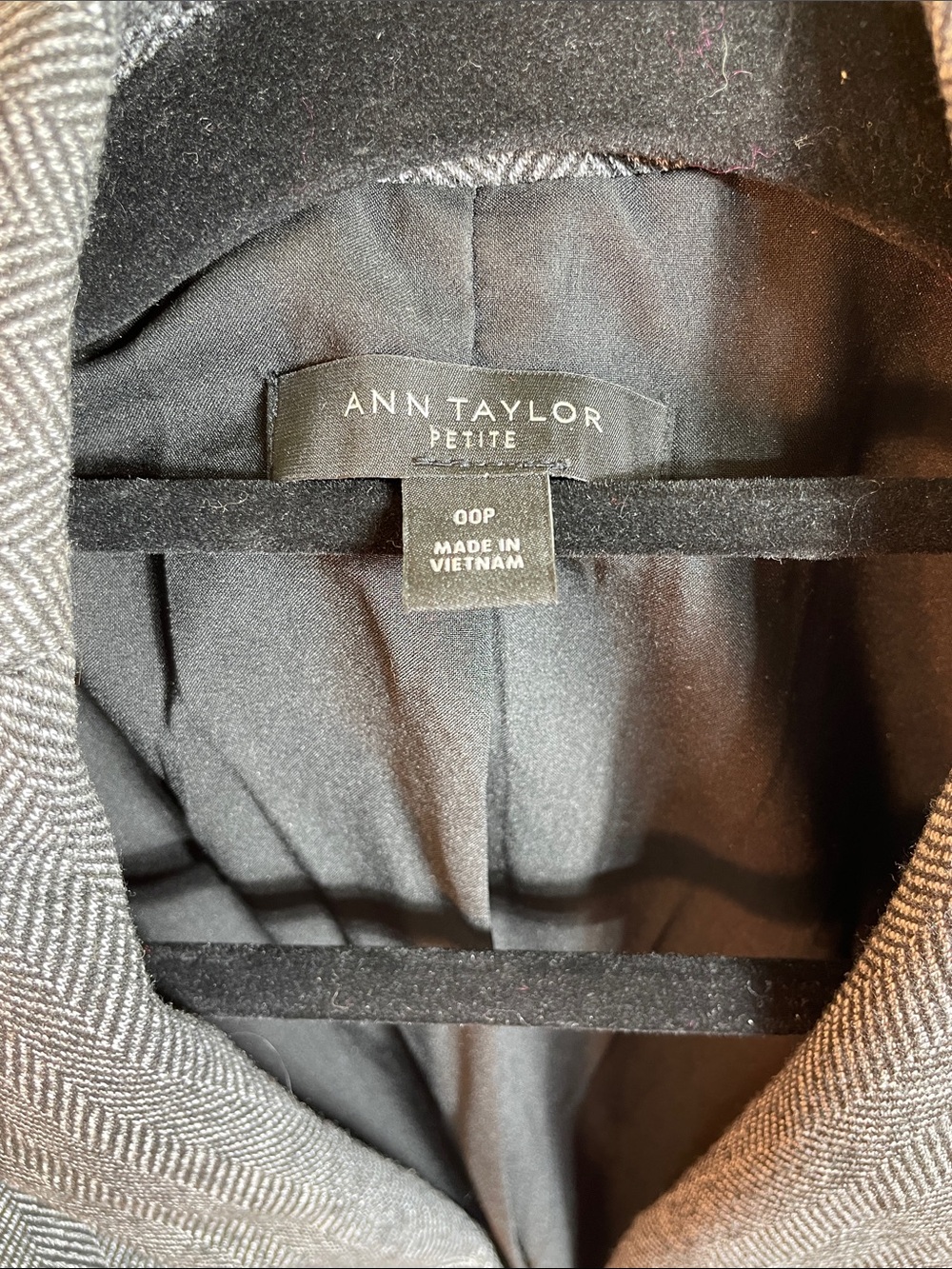 Ann Taylor Petites Herringbone Classic Gray & White Blazer & Pant Suit, 4P, 00P - Picture 3 of 12